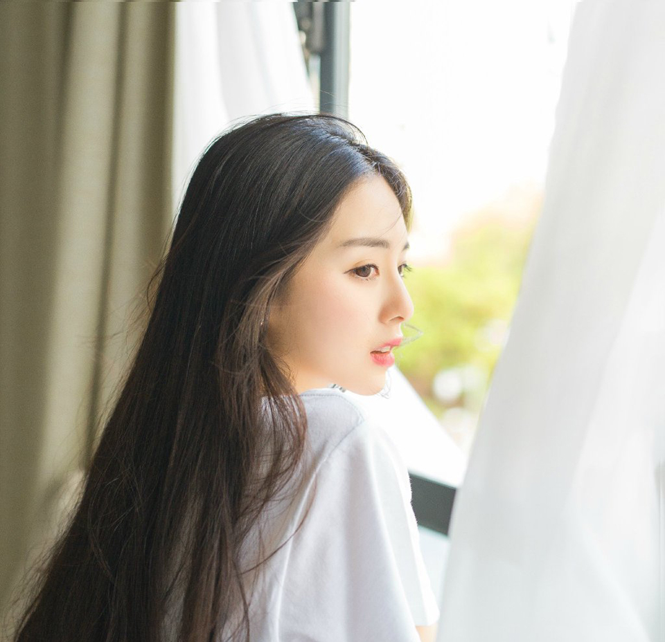 院子里响起刘璋骂骂咧咧的声音，刘璝面色铁青的跟着孟达来到一处厢房，冷冷的看着此人：“为何拦我？”